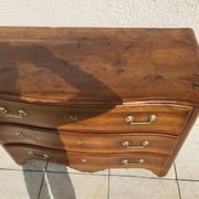 Walnut chest of drawers