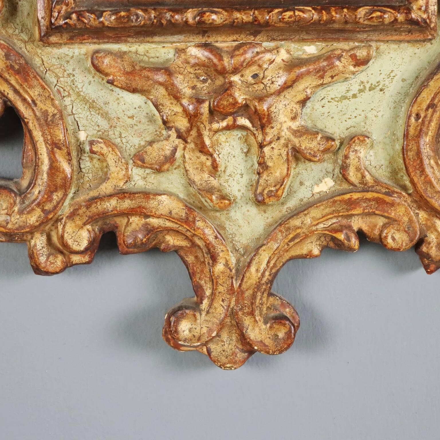 Miroir en bois de mélèze sculpté et doré