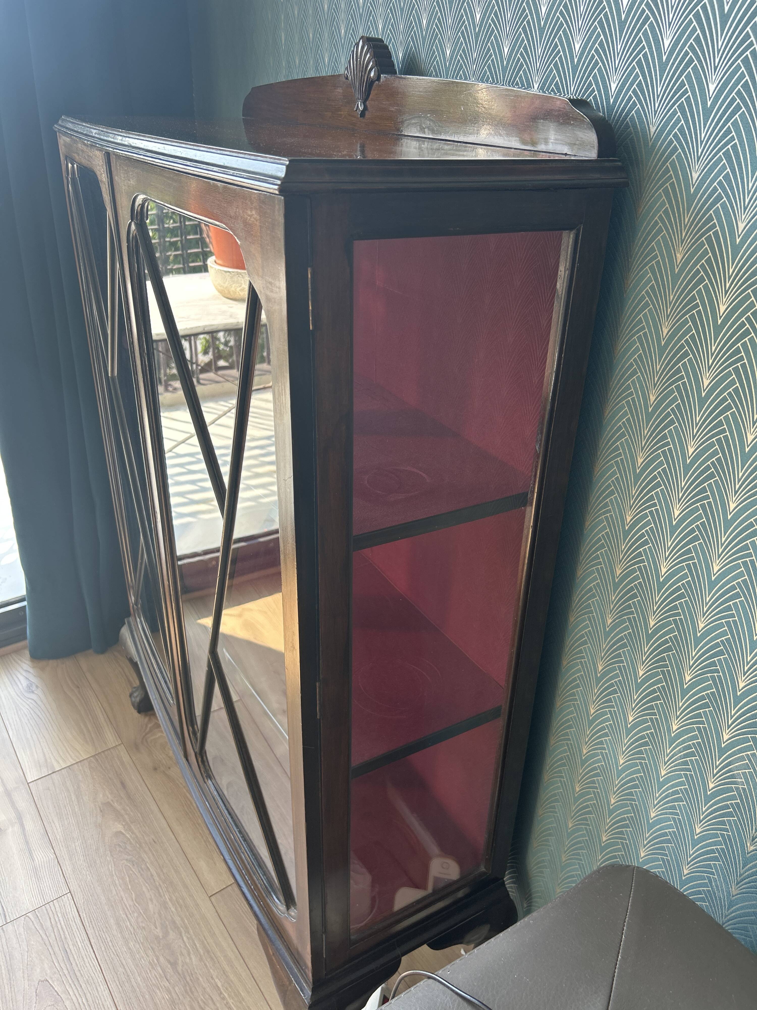 English style display case 1900