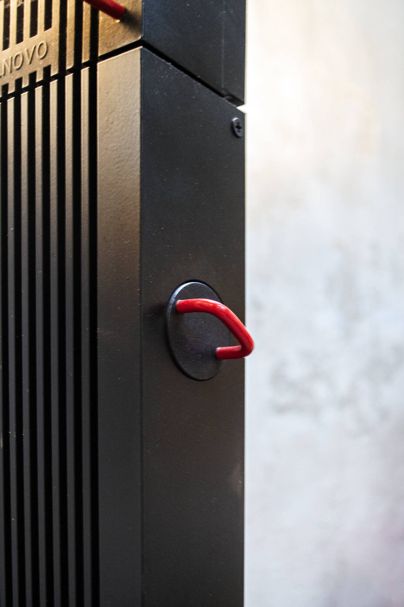 Rare lampadaire en métal laqué et plastique. Designer Emilio Ambasz Producteur Stilnovo