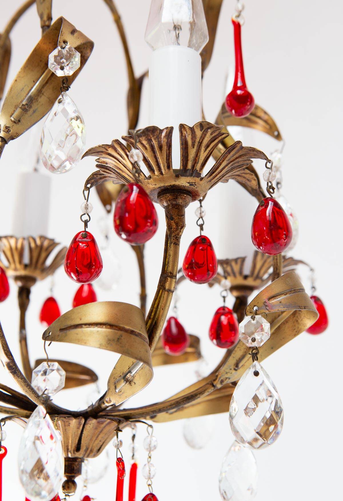 Small Italian chandelier in gilded metal with leaves and red drops, c. 1960.