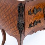 Commode française en noyer datant d'environ 1870.