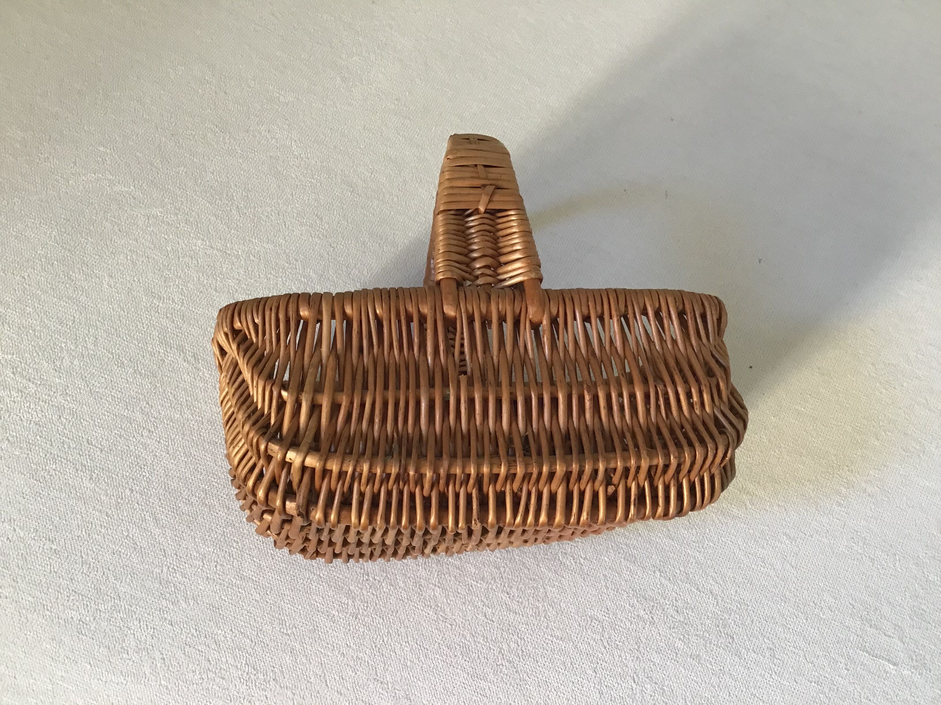 Panier osier fillette vintage