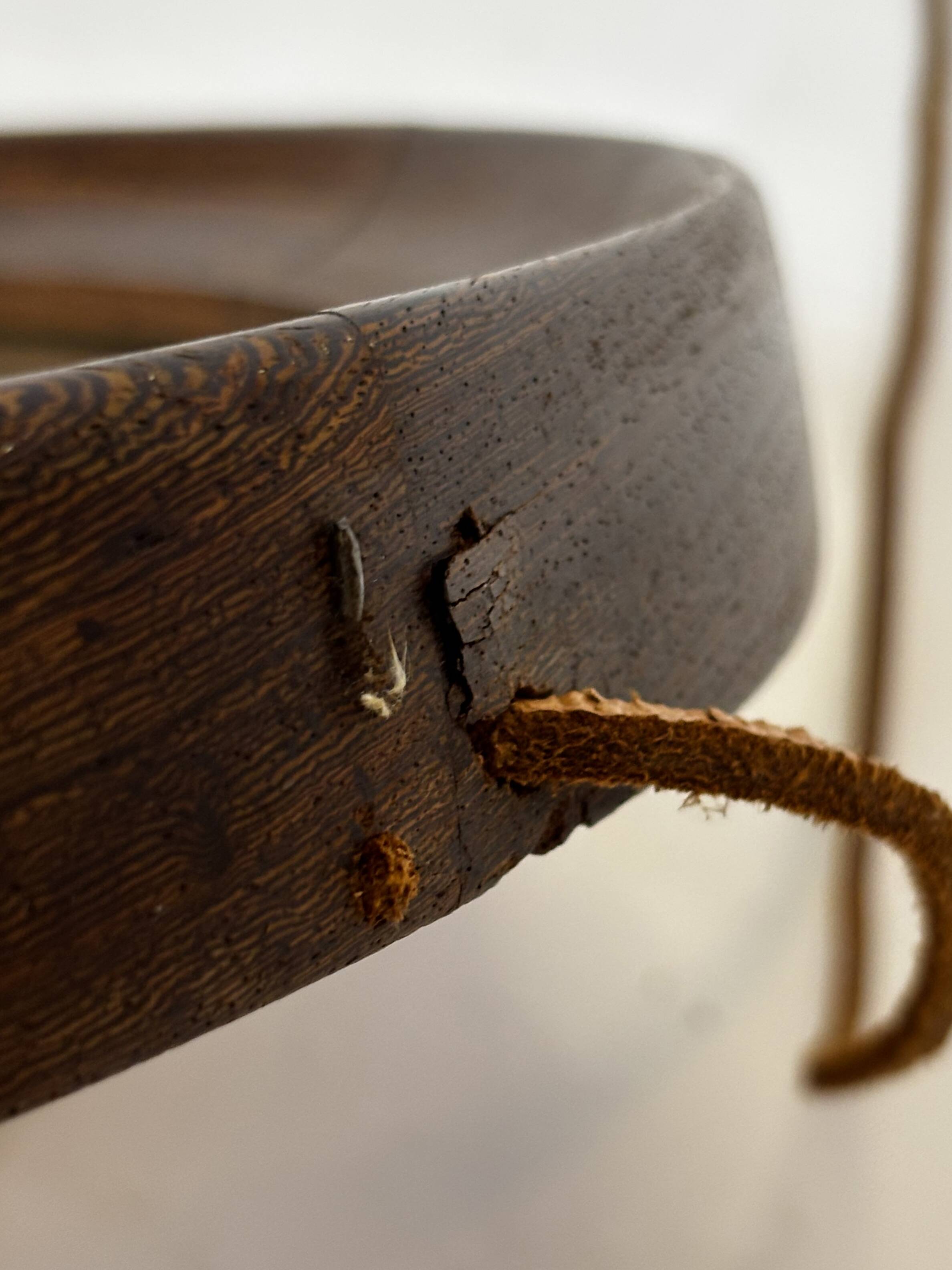 Miroir rond vintage scandinave en bois de wengé avec bracelet en cuir, design années 60