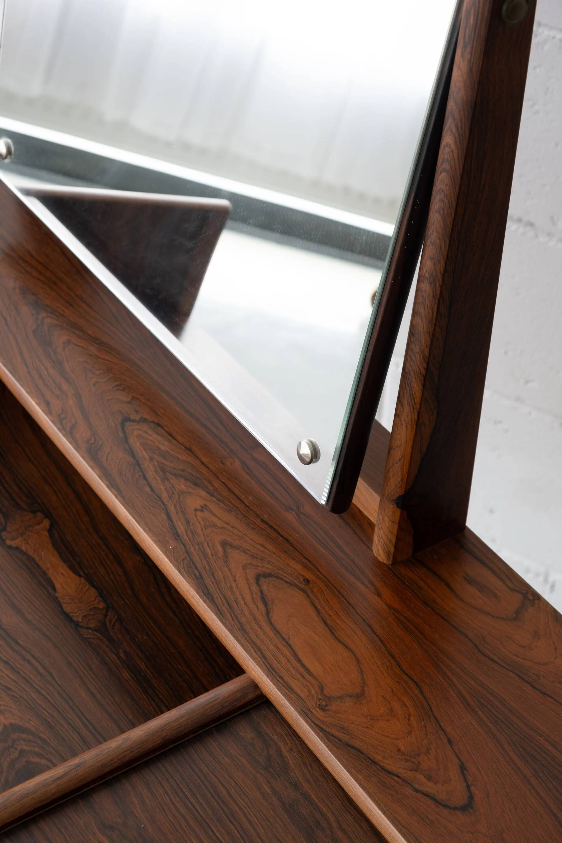 Melvin Mikkelsen dressing table