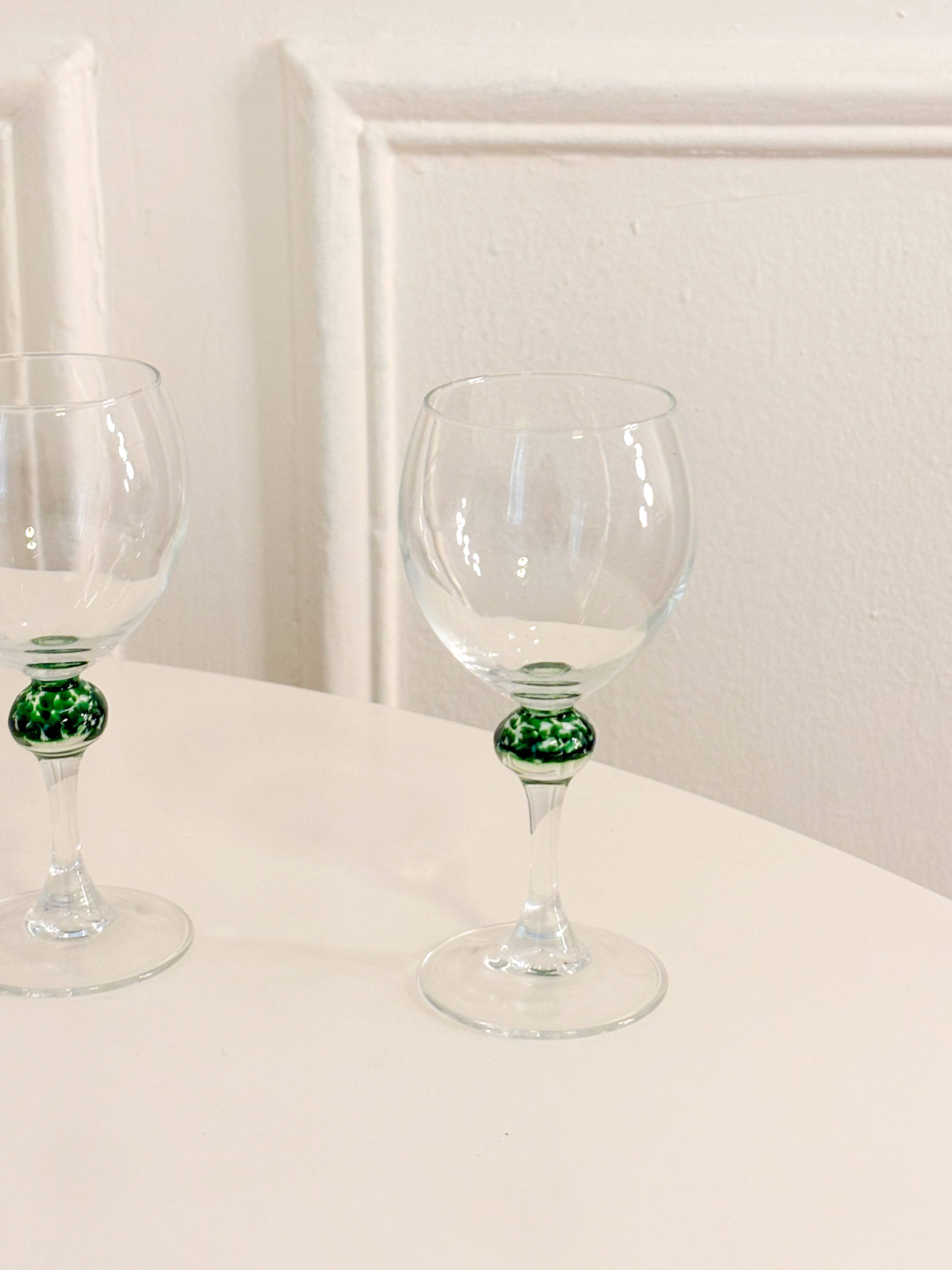 Pair of wine glasses, detail of Clichy glass. Green, 1970 - 15 X 6 cm