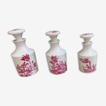 Ensemble de trois flacons de toilette en porcelaine de Limoges