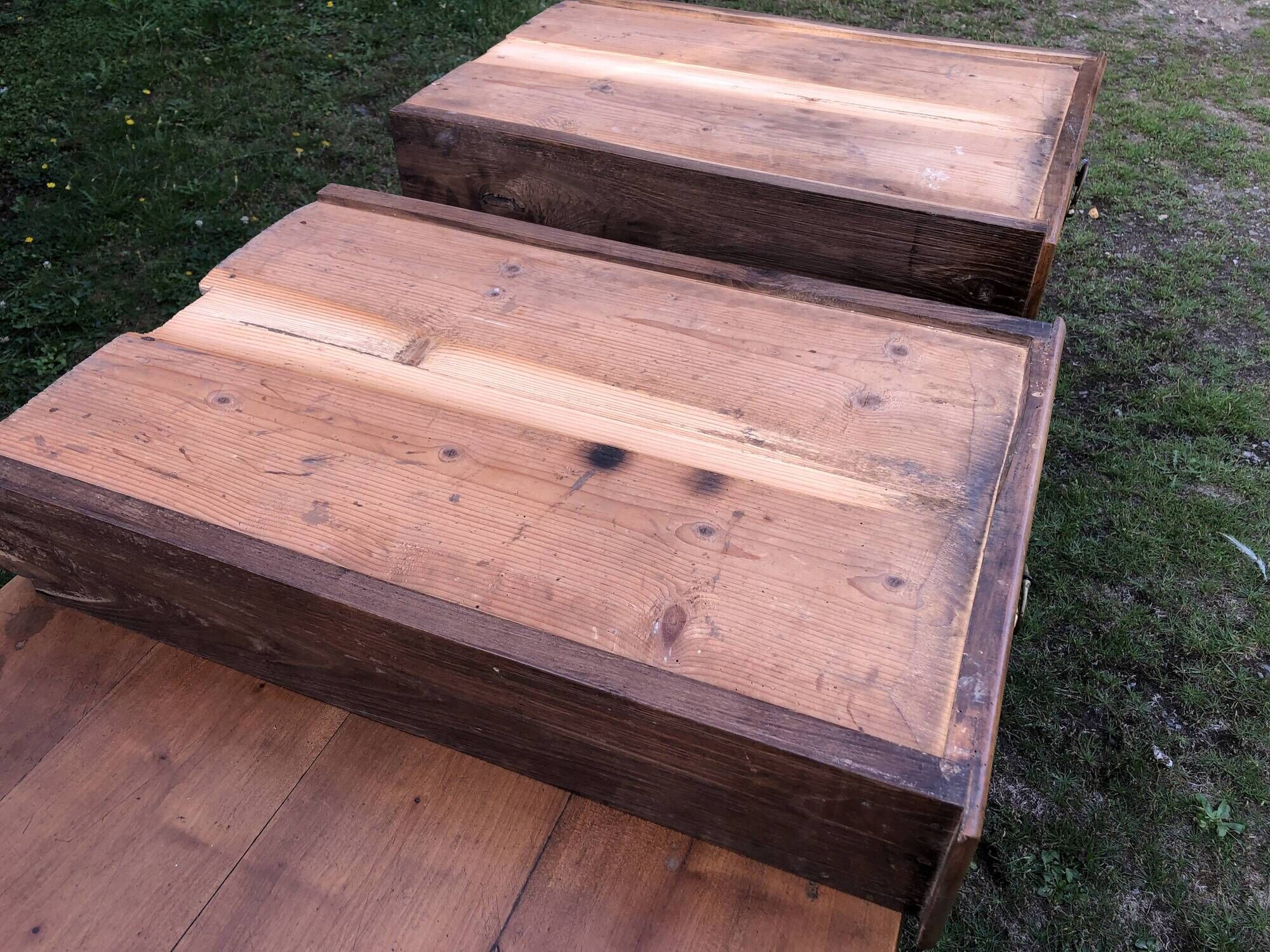 Antique farmhouse table in solid cherry wood with 2 drawers and 1 pull-out at the end with turned legs.