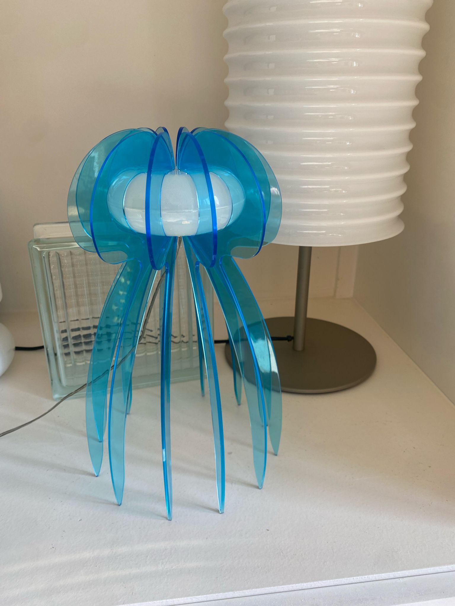 Lampe en plexiglas ou plexi vintage en forme de méduse