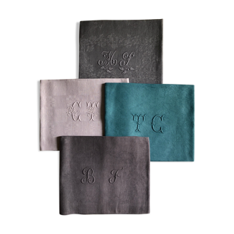 Lot de quatre serviettes anciennes damassées et monogrammées, teintées coloris multiples
