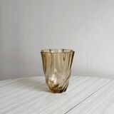 Petit vase en verre torsadé rose translucide