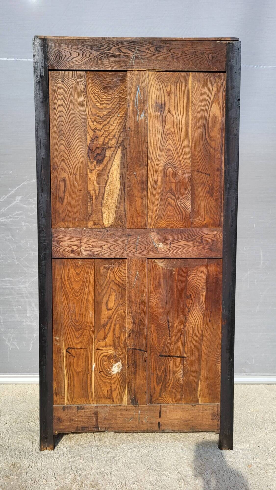 Monumental library with black two-tone oak.