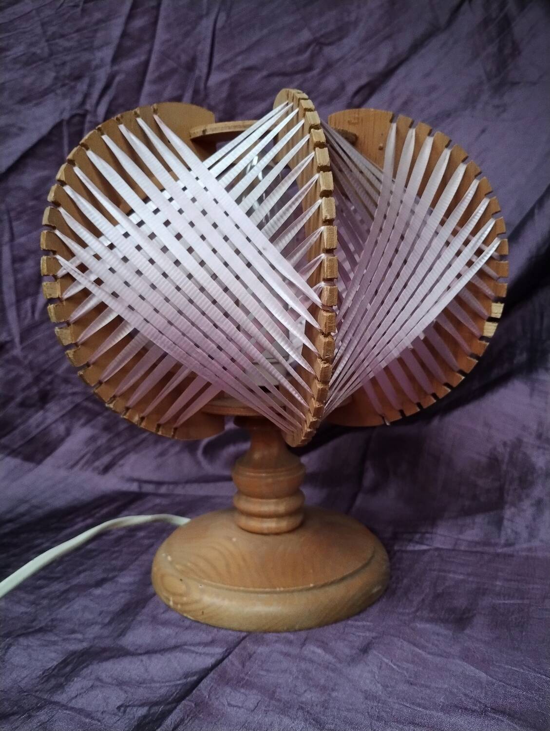 Scandinavian table lamp in vintage wire and wood from the 70s