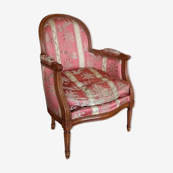 Paire de bergères style Louis XVI en noyer et soie rose et écrue