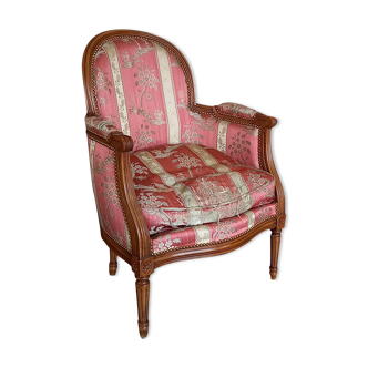 Paire de bergères style Louis XVI en noyer et soie rose et écrue