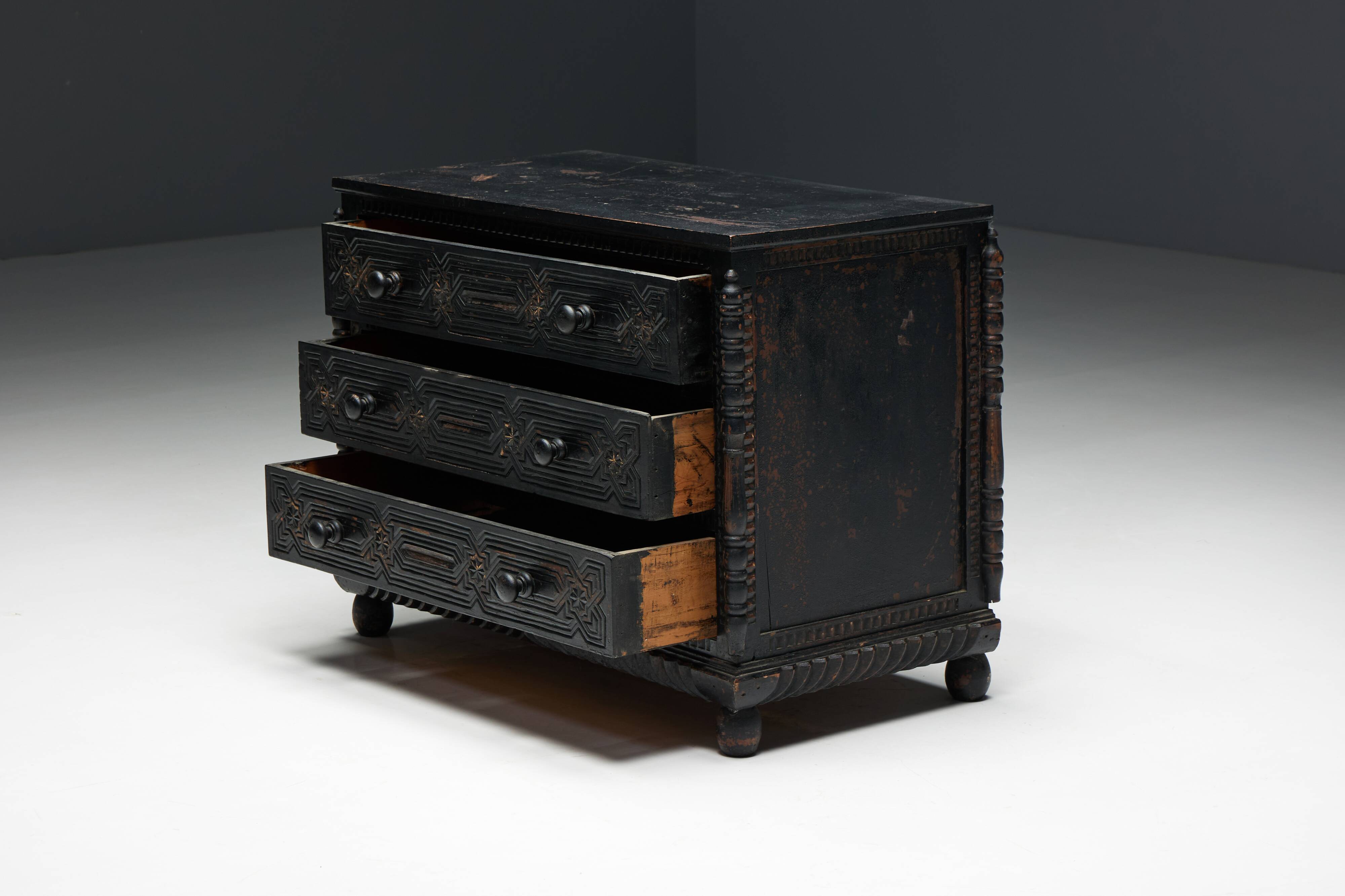 Commode à Tiroirs en Chêne Sculpté à la Main, France, 18ème Siècle