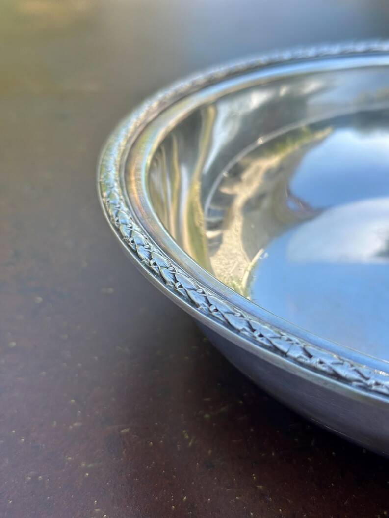 Plat en métal argenté vintage, creux rond à frise de laurier