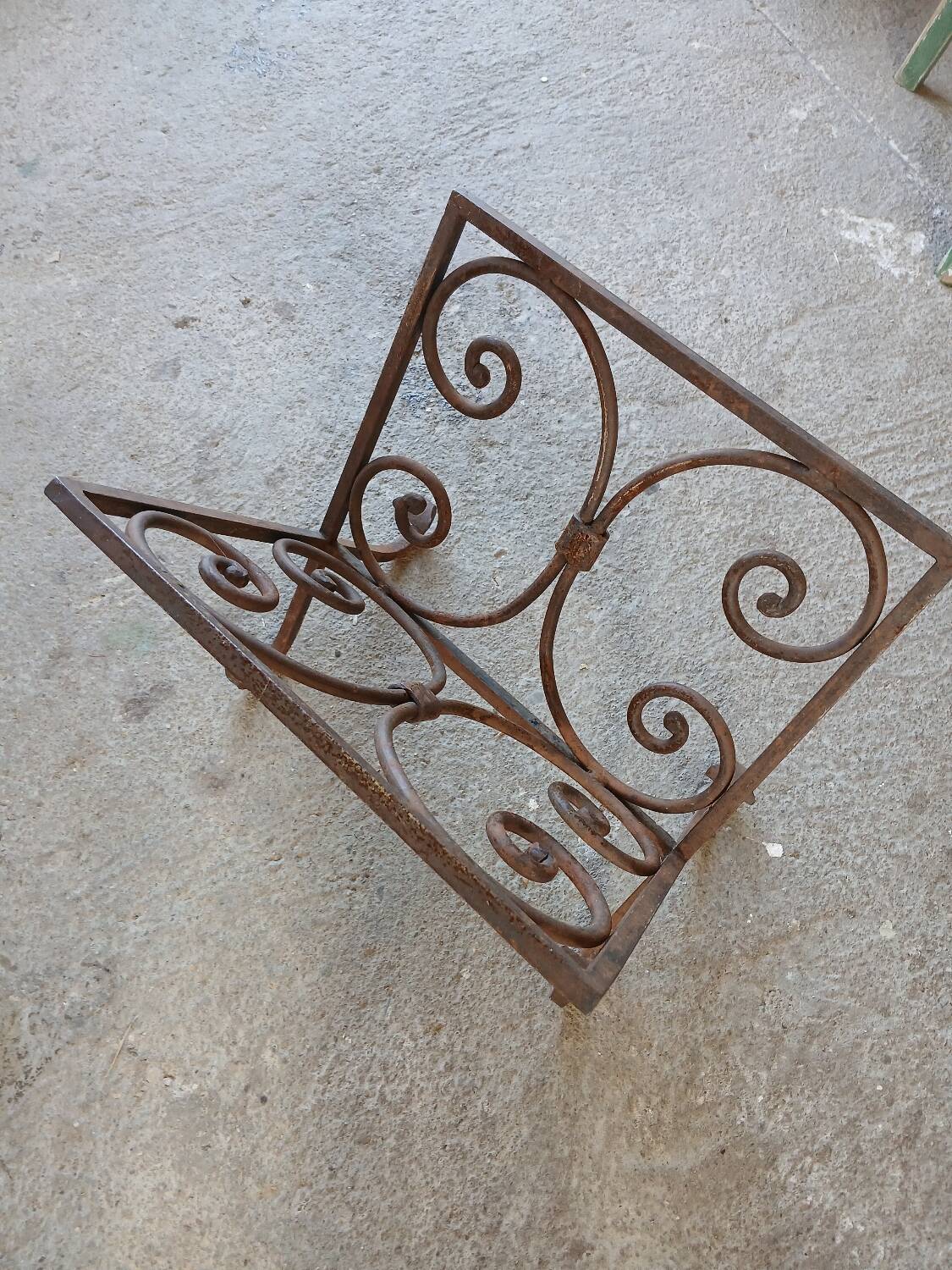 Porte-bûches ancien en fonte