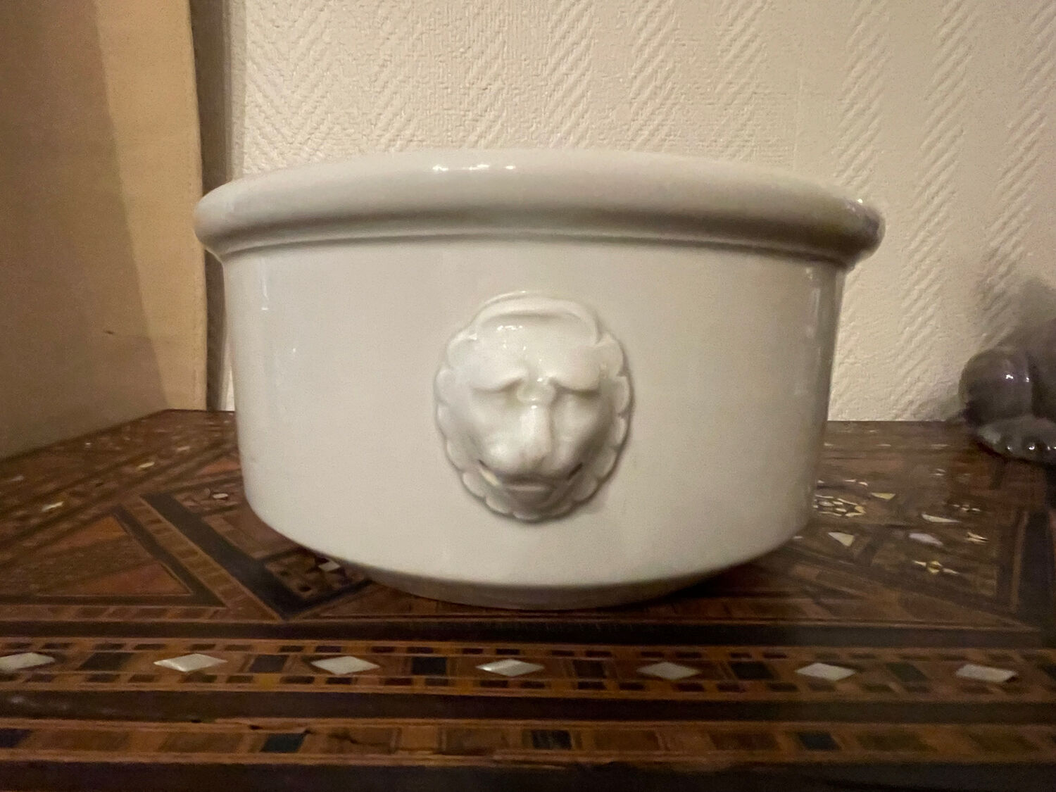 Lion's head salad bowl