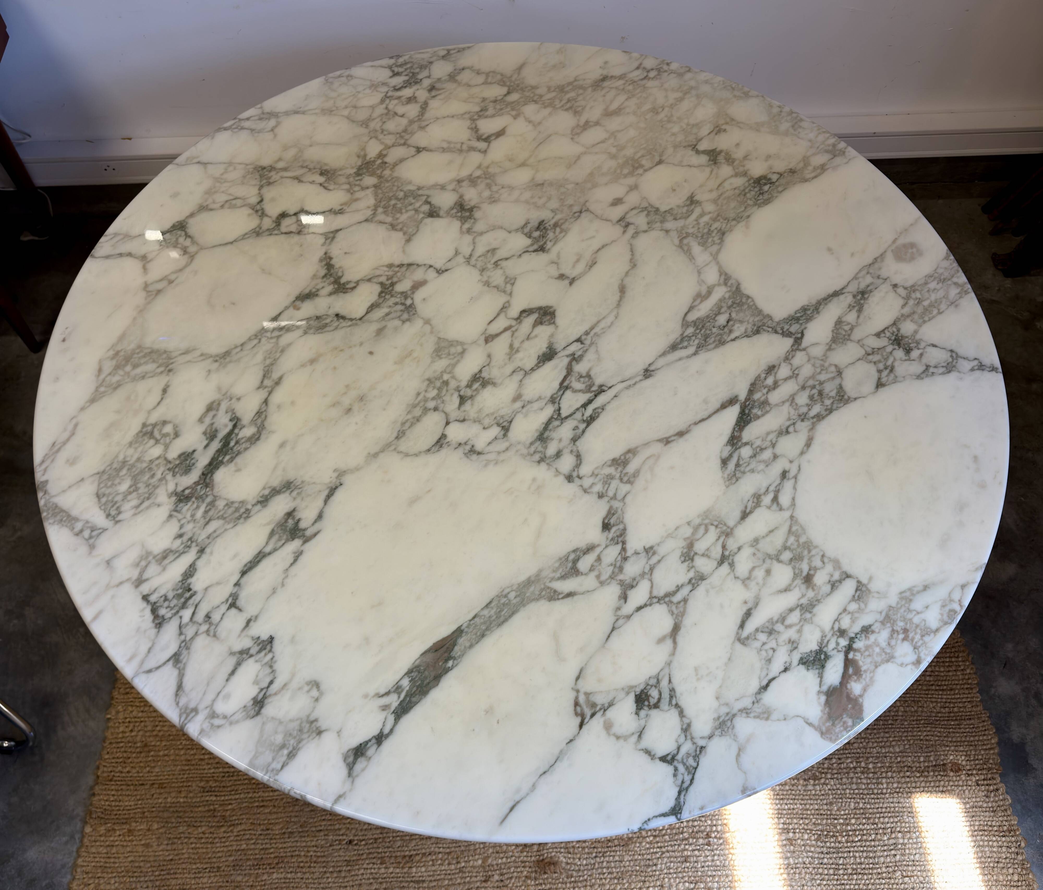 Table Tulip Knoll International par Eero Saarinen – Plateau rond en marbre