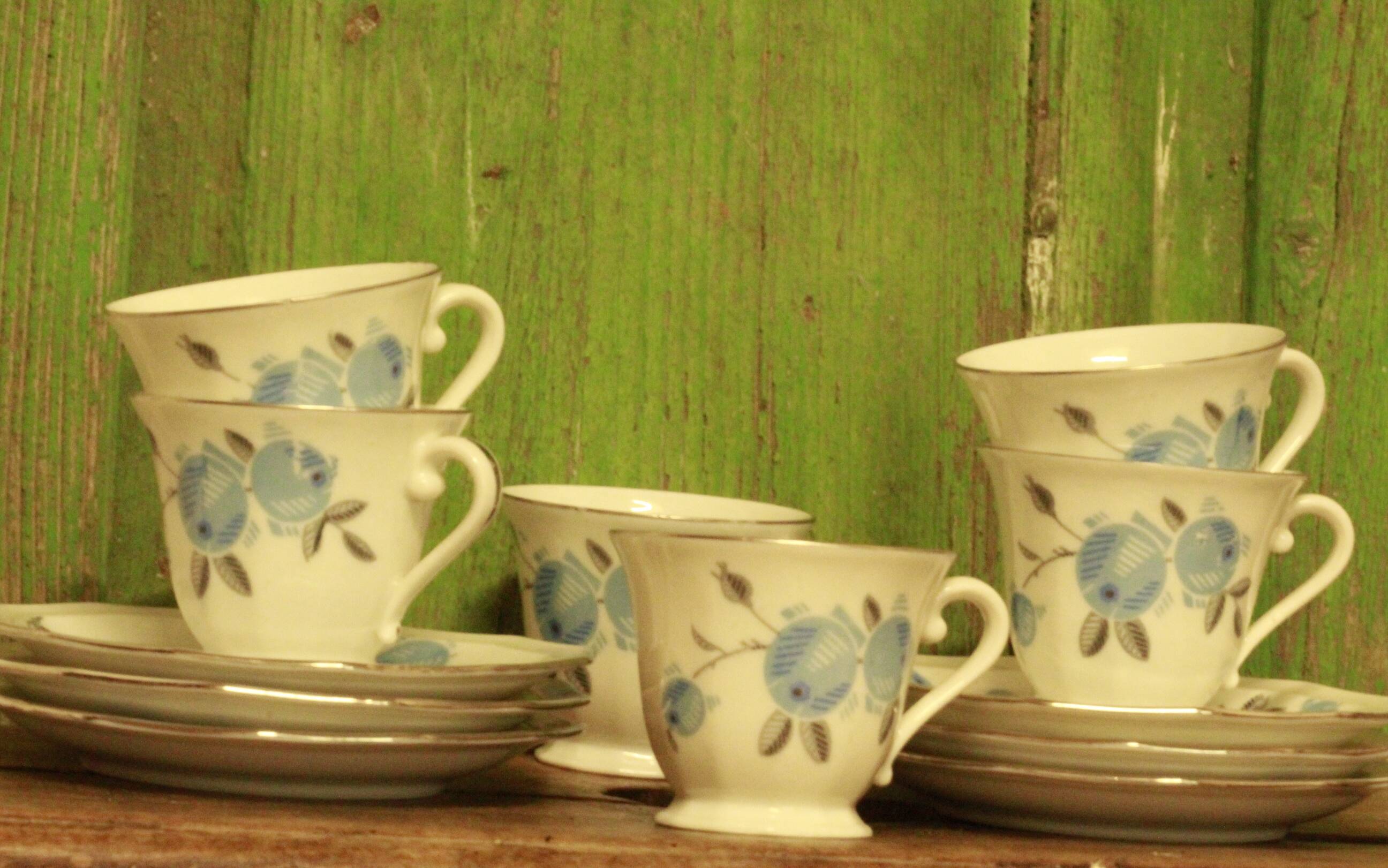 Lot of old cups and saucers