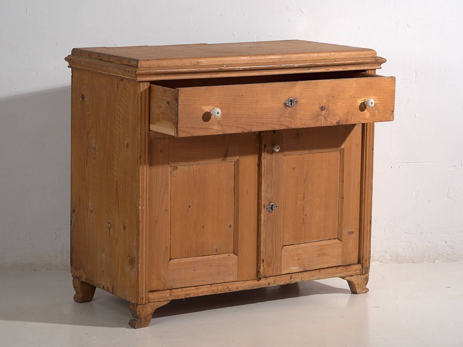 Antique kitchen cabinet (c.1920)