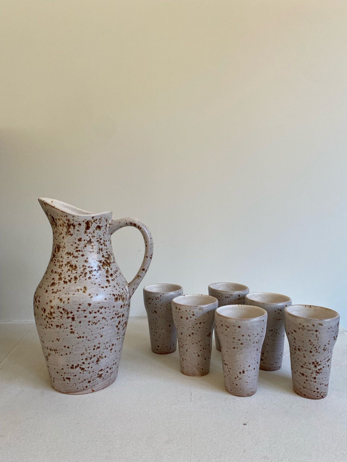 Jug and stoneware cups