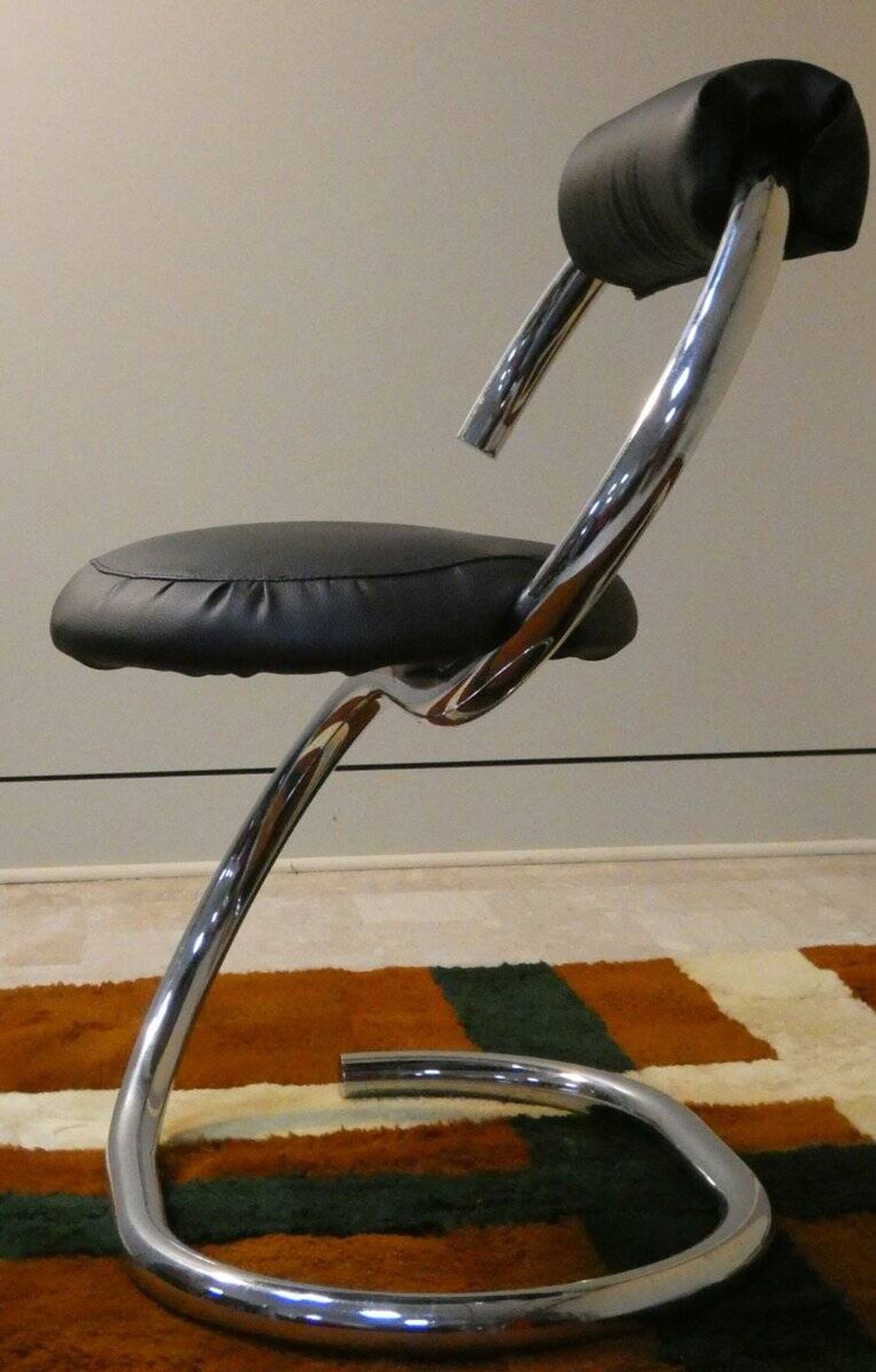 Cobra chairs in steel and black leather by Giotto Stoppino, 1970s, set of 5.