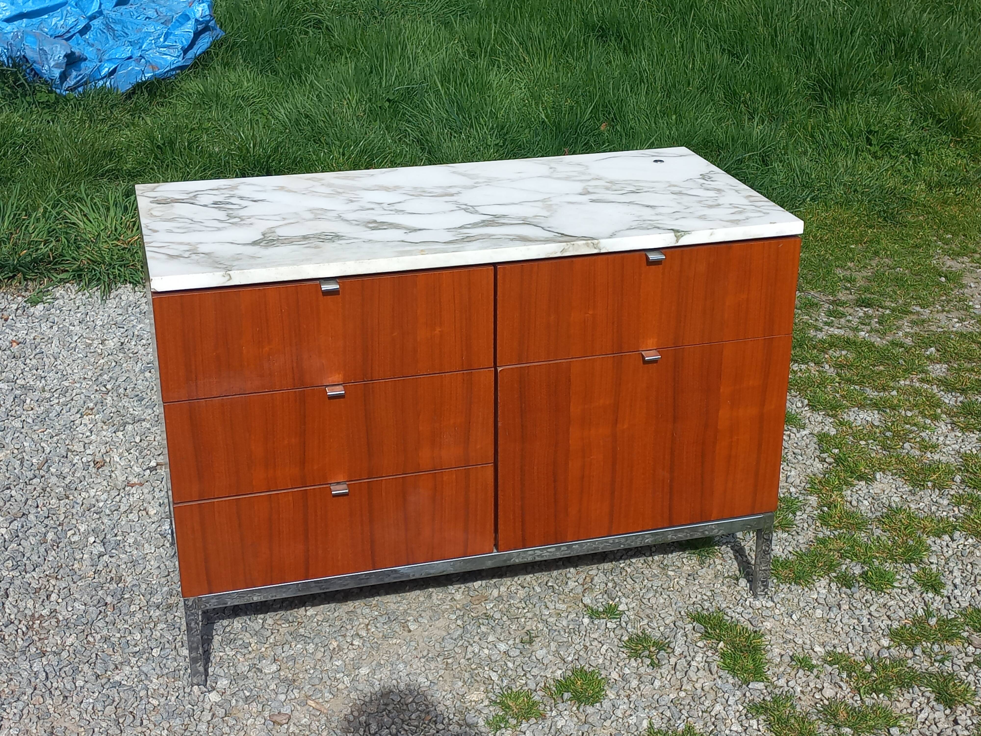 Florence Knoll buffet in wood and marble with chrome legs from the 1970s.