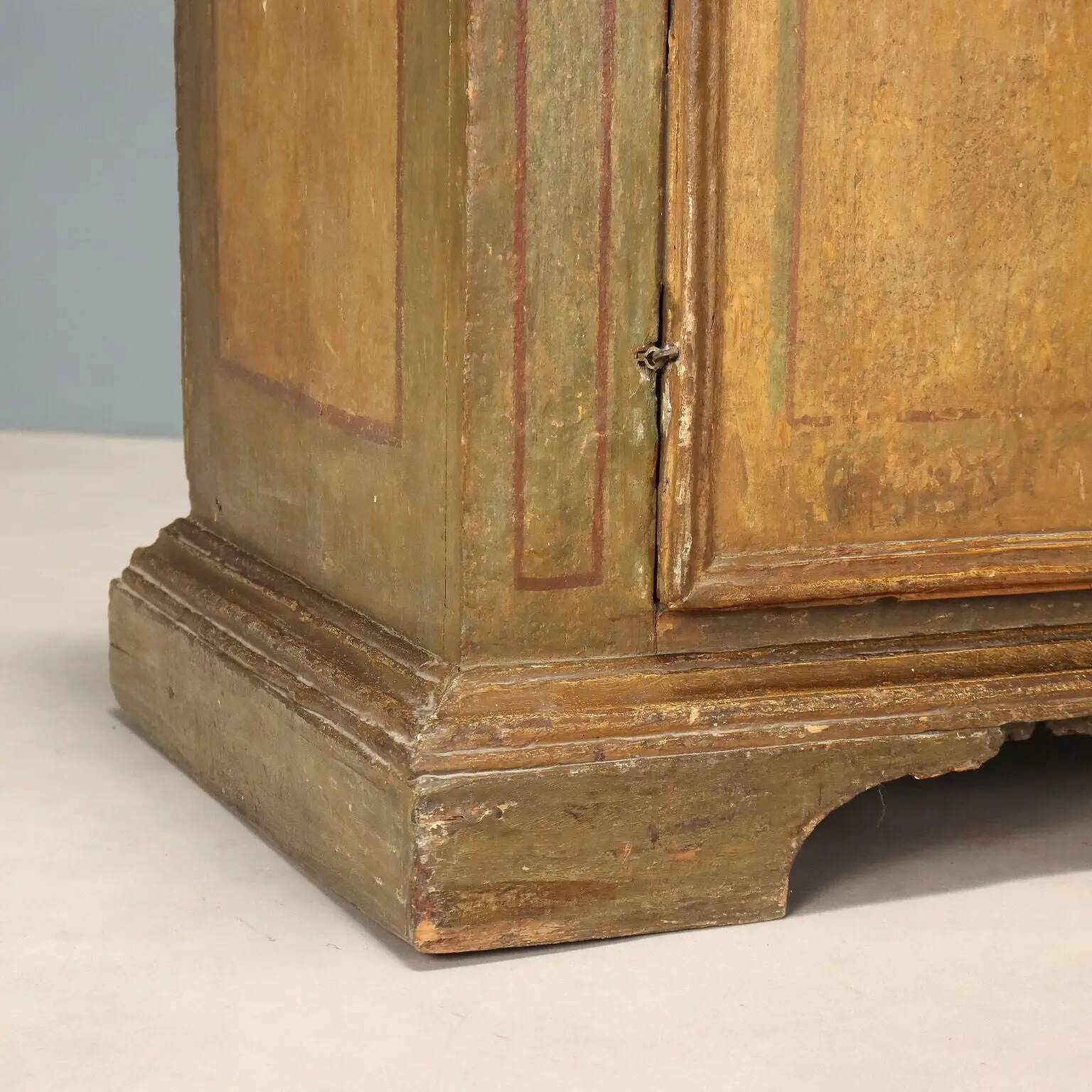 Buffet baroque ancien en peuplier laqué, XVIIIe siècle