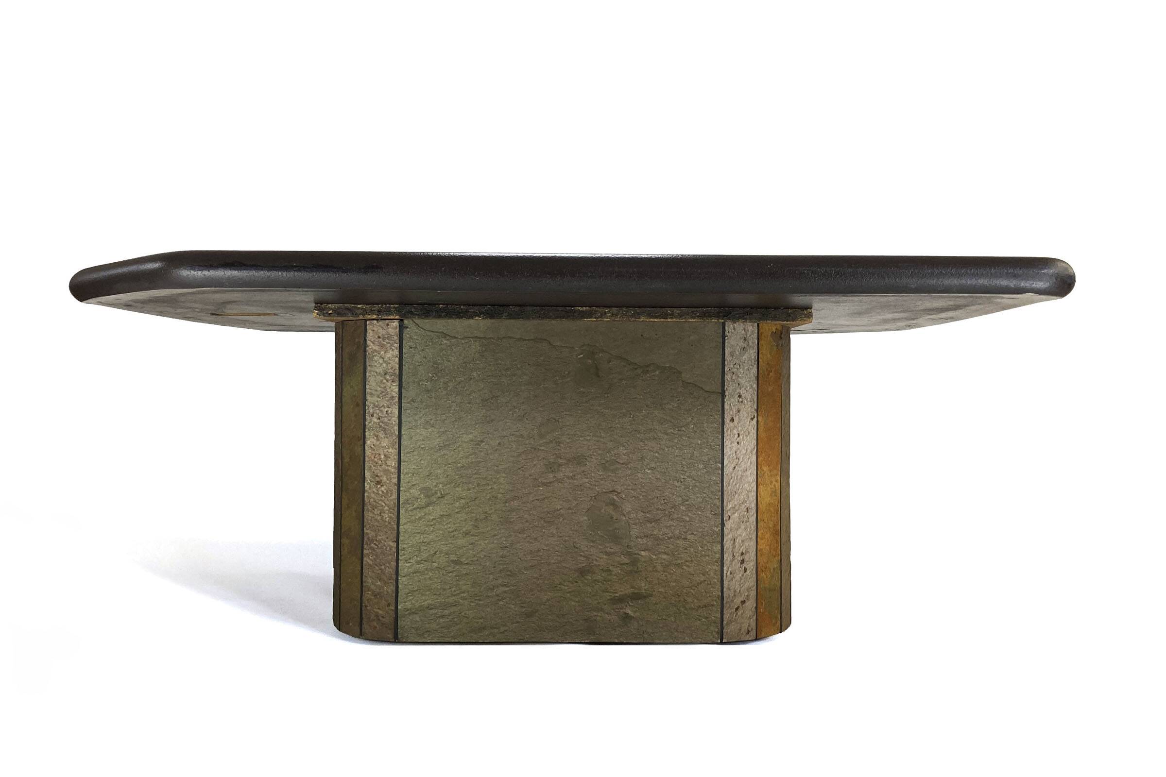Table basse brutaliste Paul Kingma - pierre, ardoise et laiton