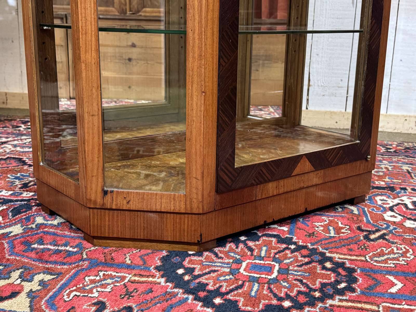 Vitrine Art déco en acajou, palissandre et dessus marbre blanc