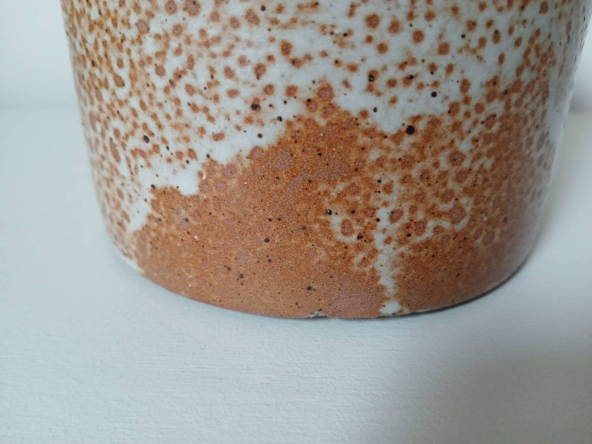 Stoneware pot with lid