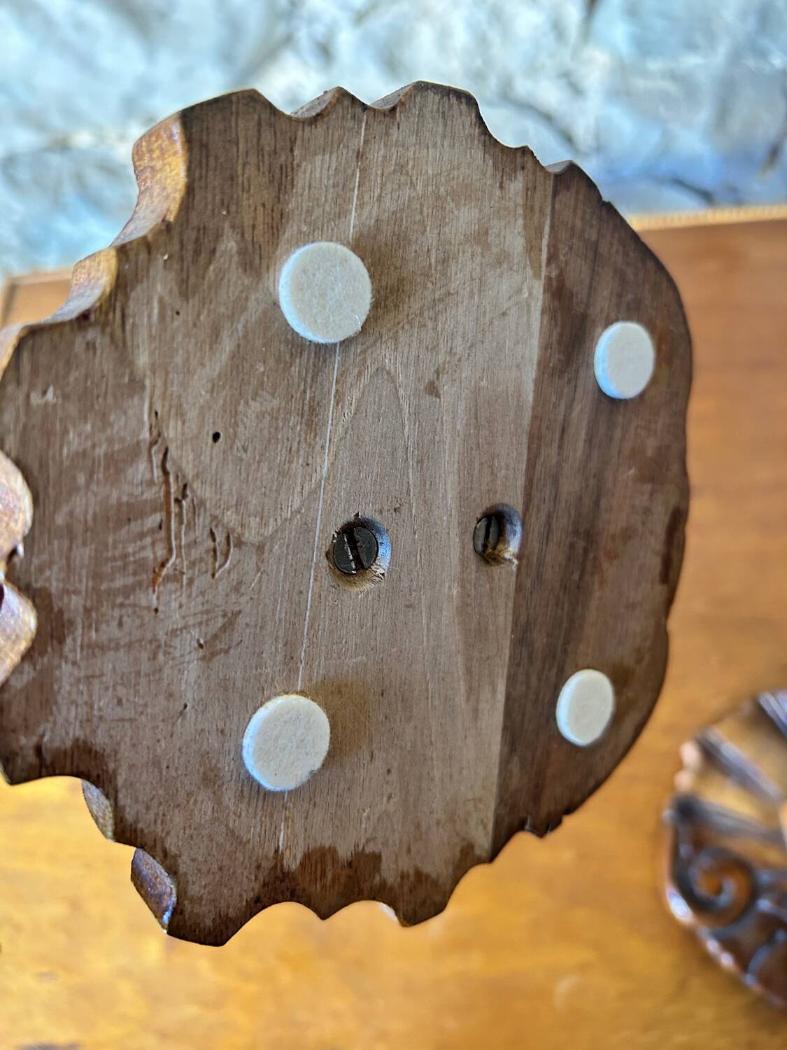 Paire de bougeoirs vintage en bois sculpté –