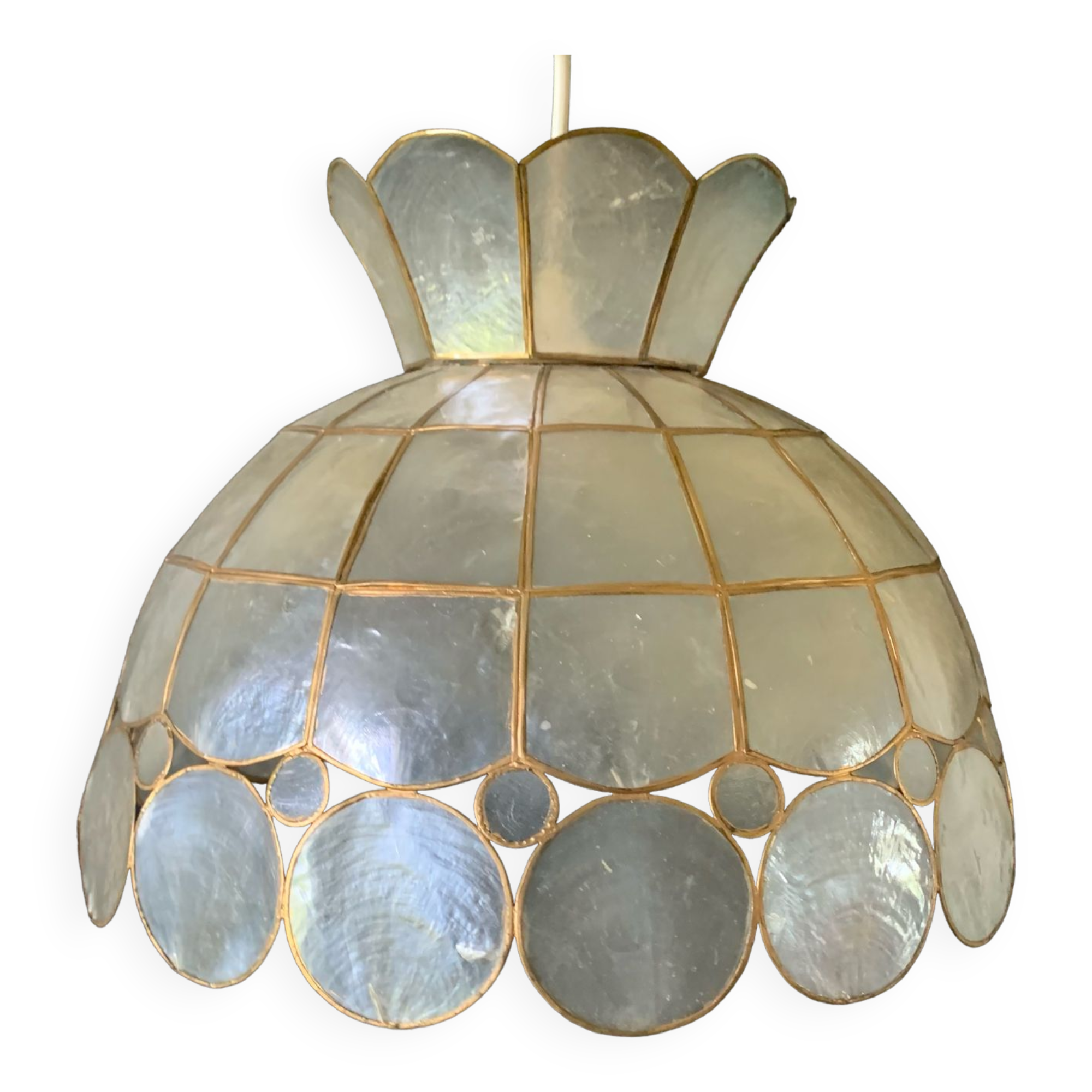 Mother-of-pearl suspension