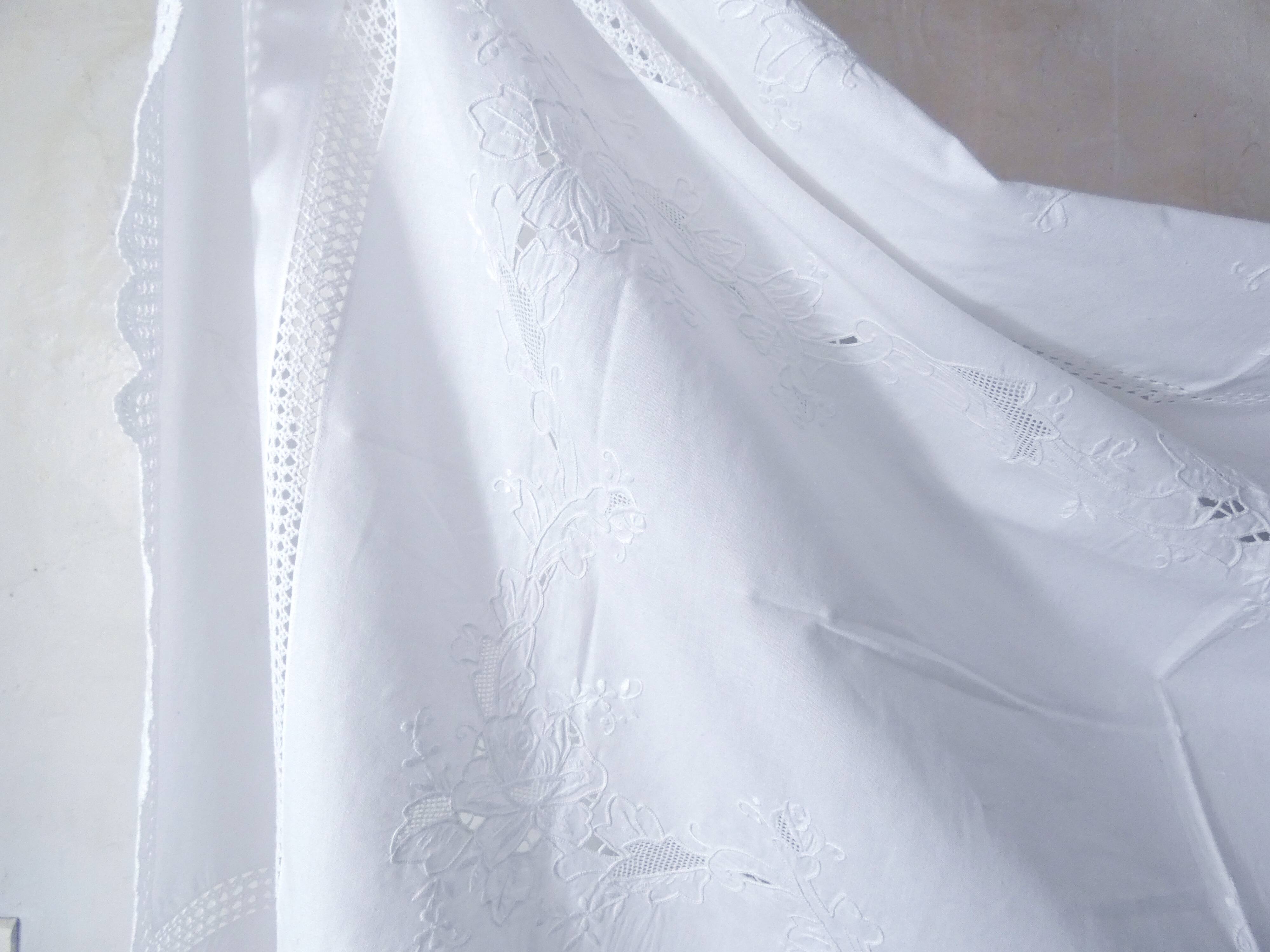 Ancienne nappe blanche brodée rectangulaire 150 x 100 cm