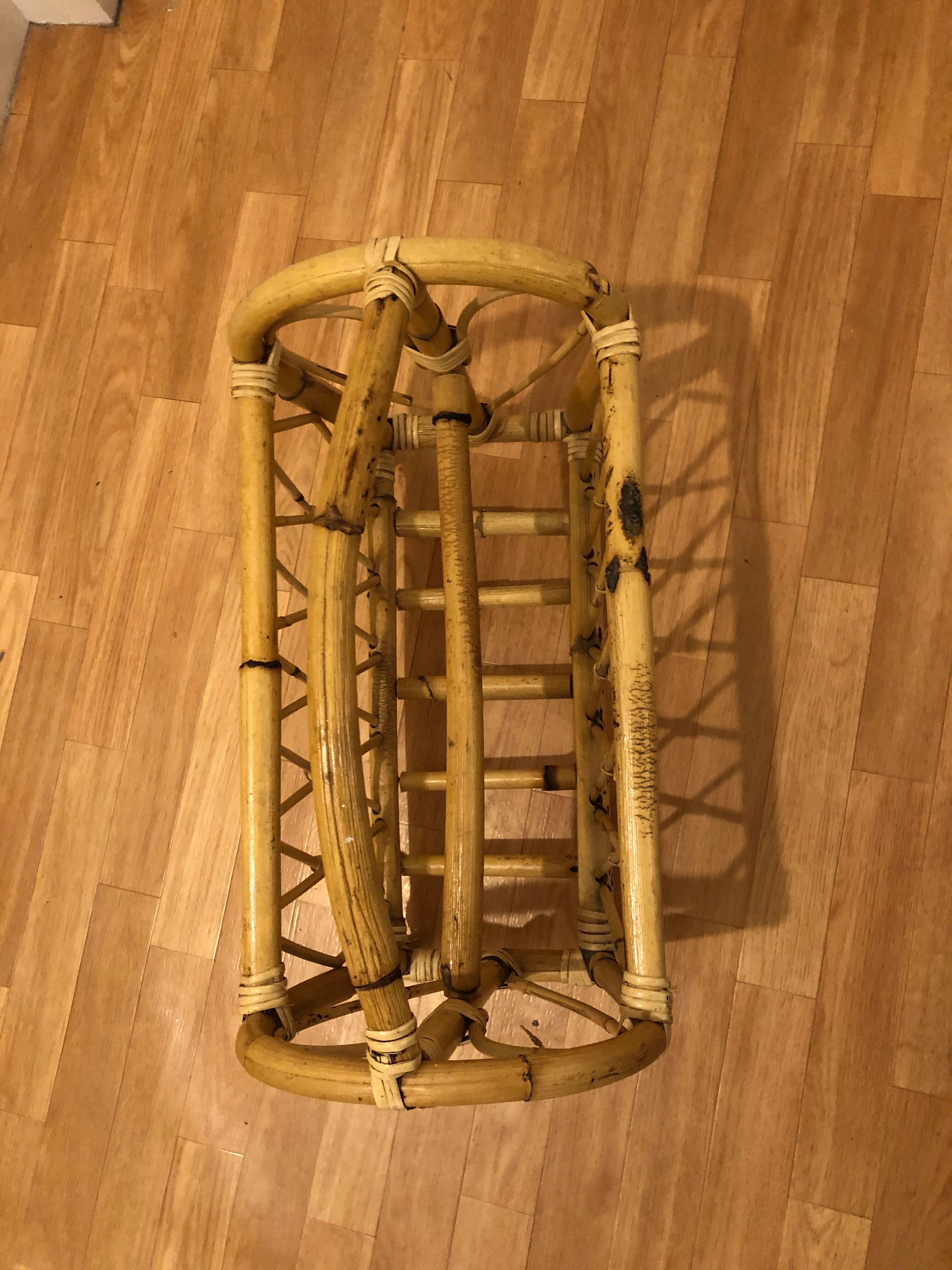 Magazine holder in rattan
