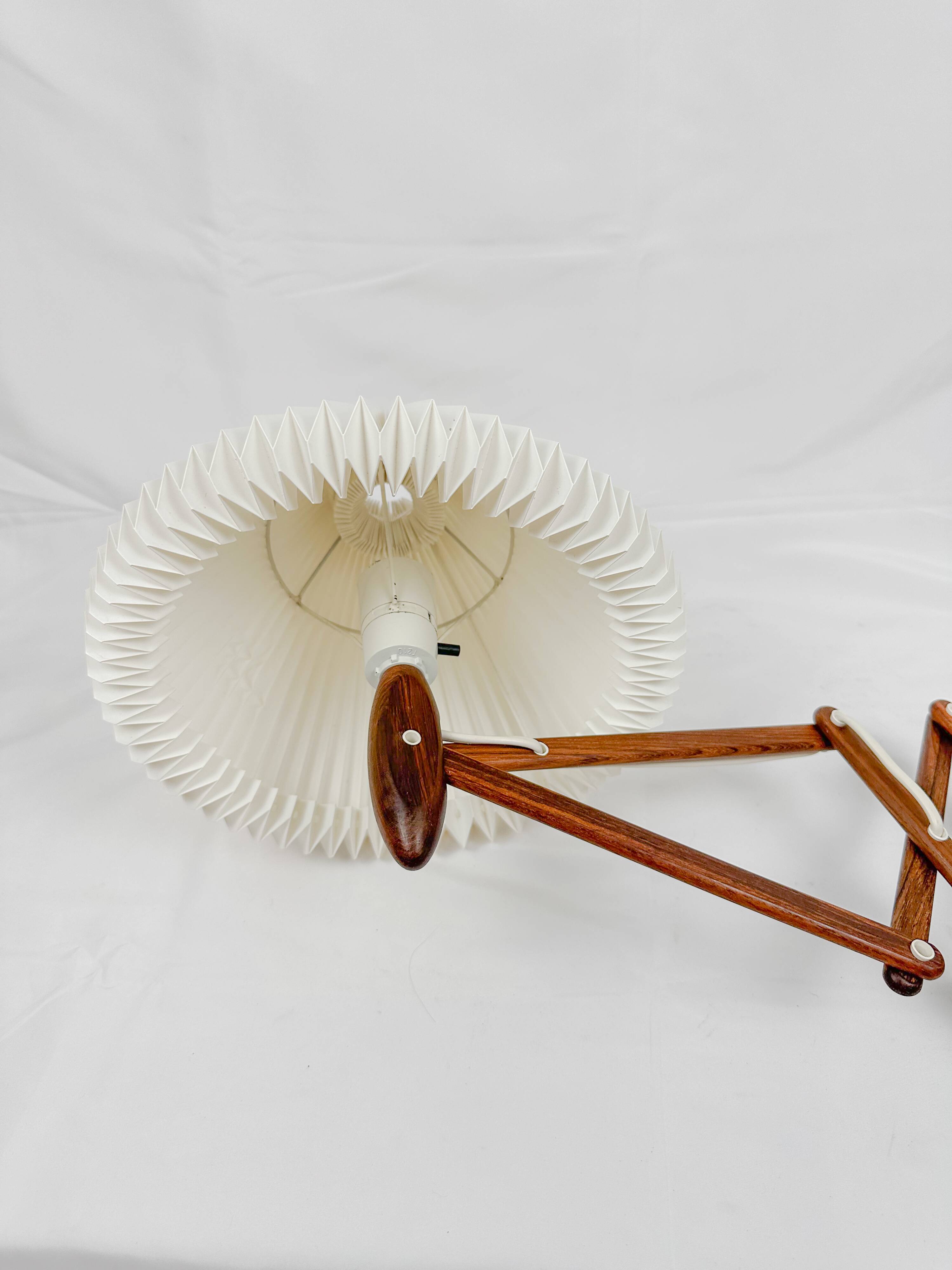 Le Klint - Teak wall lamp by Erik Hansen | 1950s