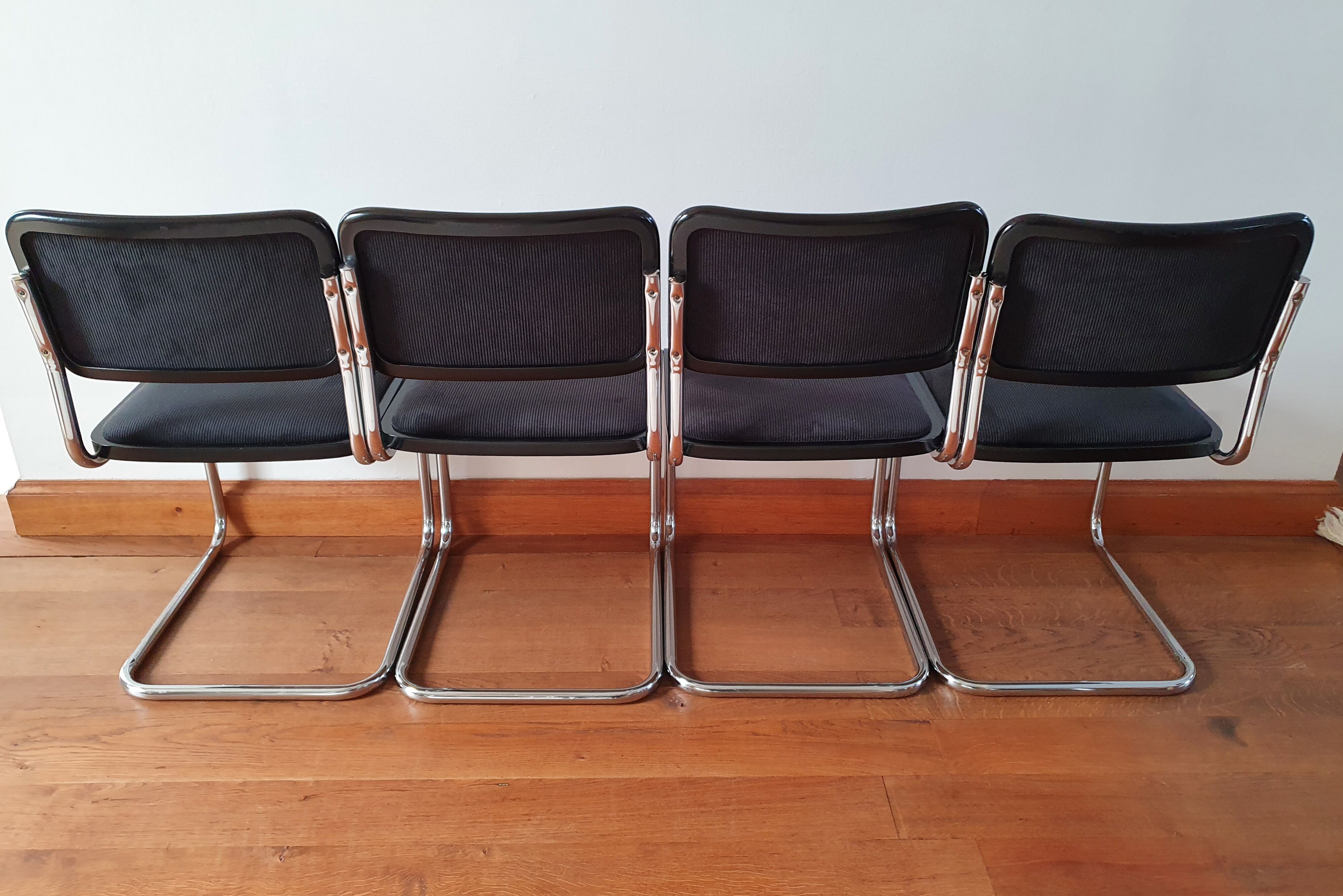 Série de 4 chaises B32 Marcel Breuer en velours côtelé noir