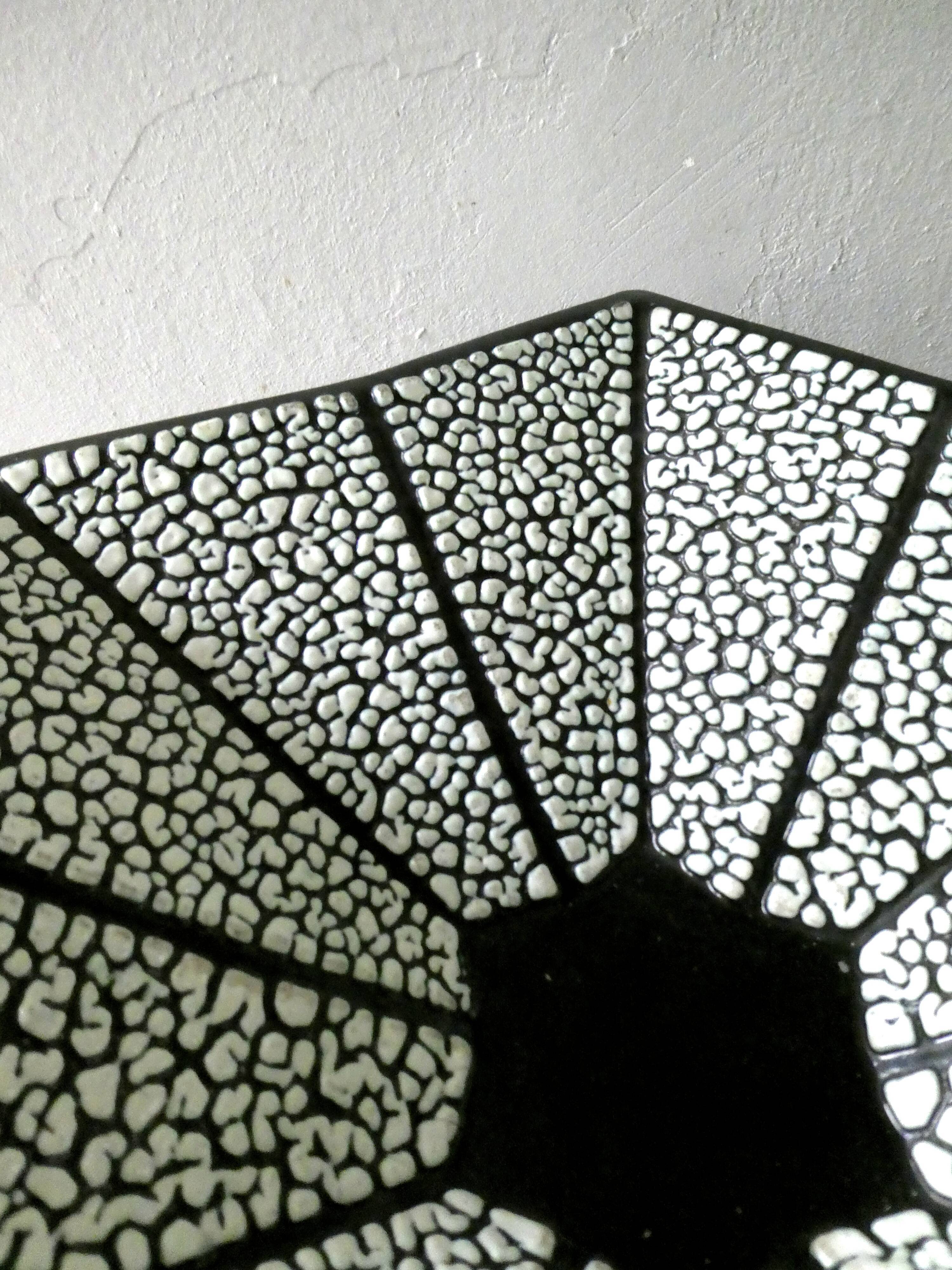 Coupe Art Deco en céramique noire et crispée, France, Saint Clément