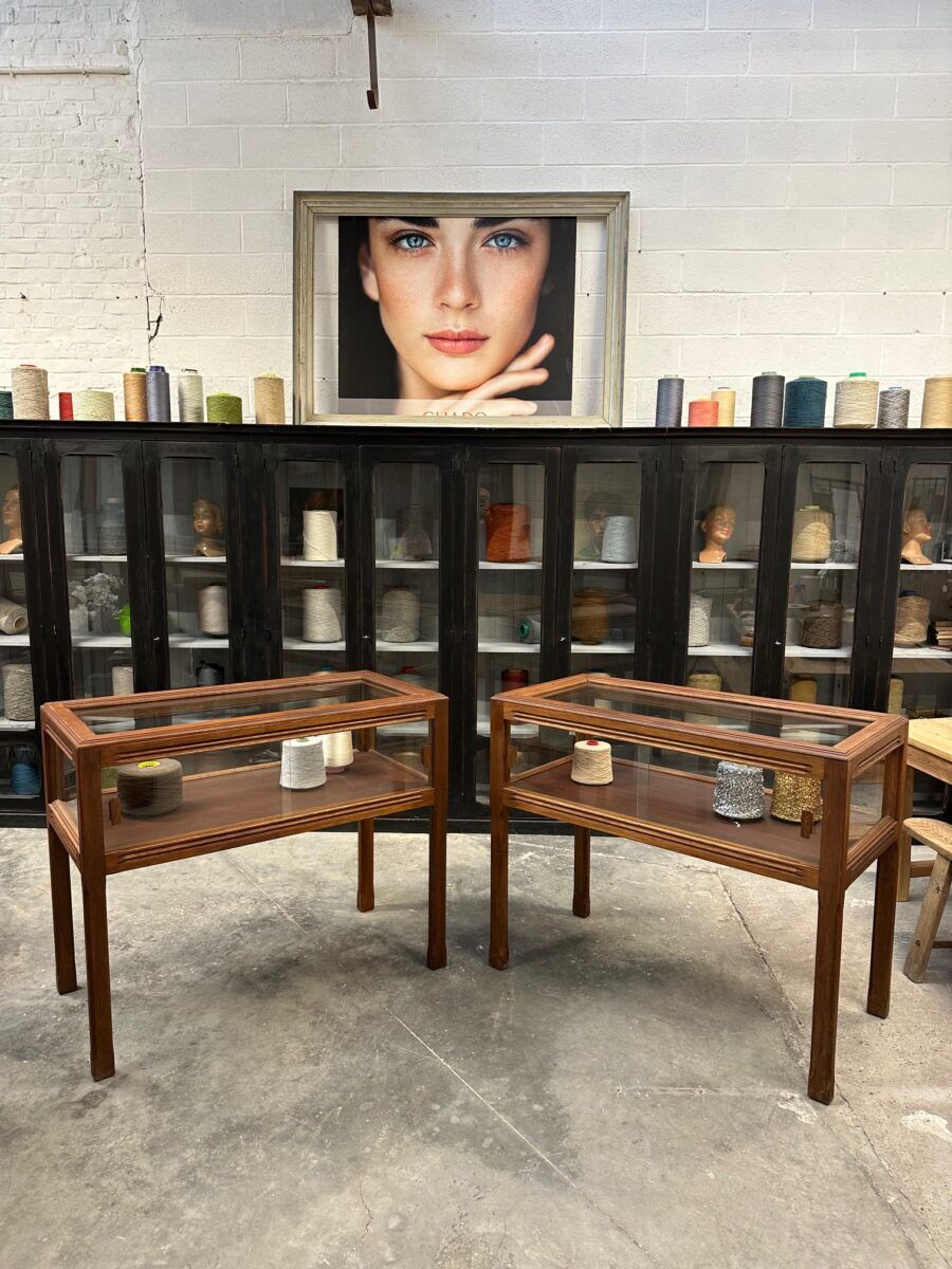 Paires de vitrines de style art déco en acajou années 60 avec portes coulissantes