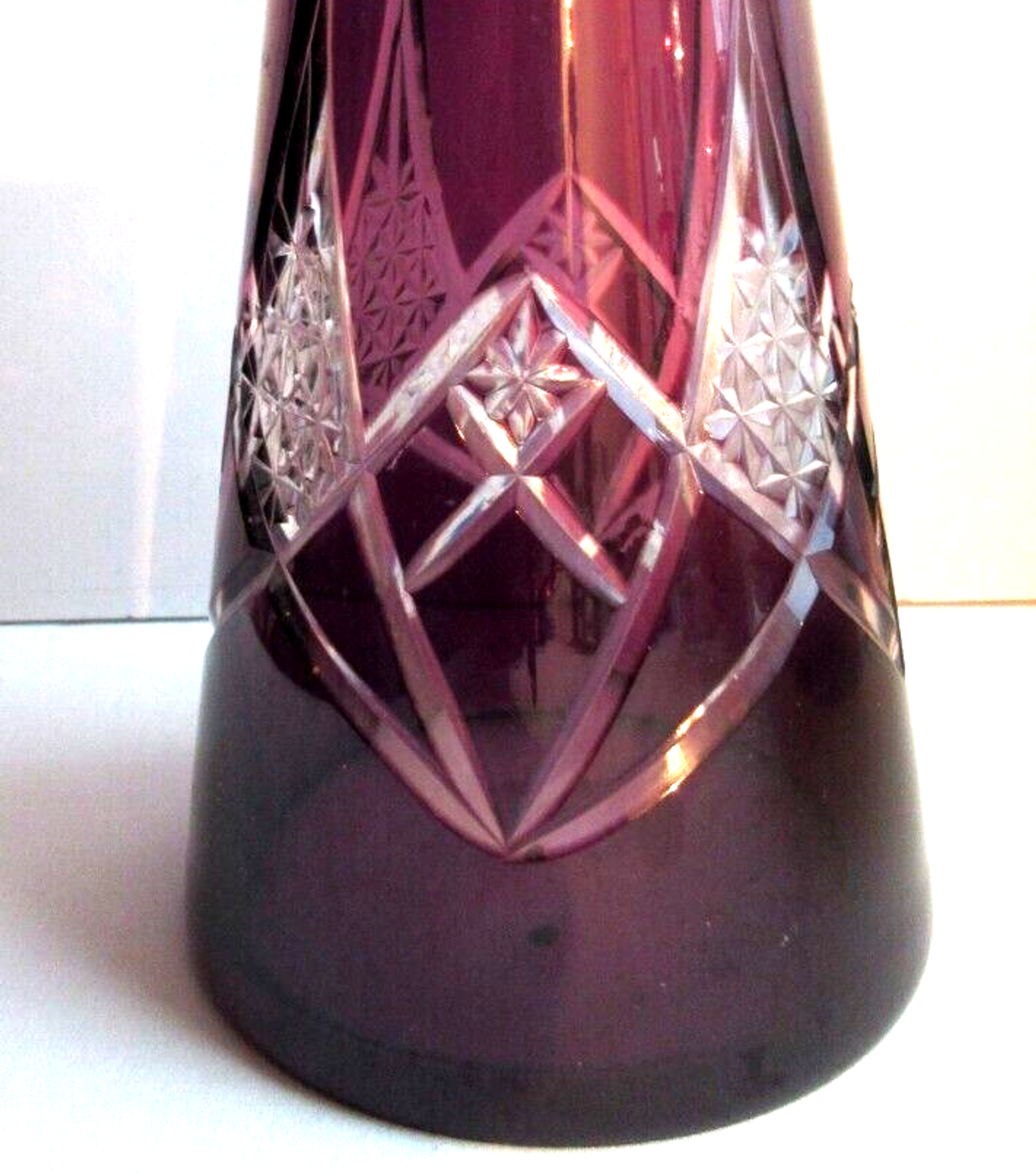 Carafe cristal Baccarat Saint-Louis, modèle Massenet ciselée violette et blanche