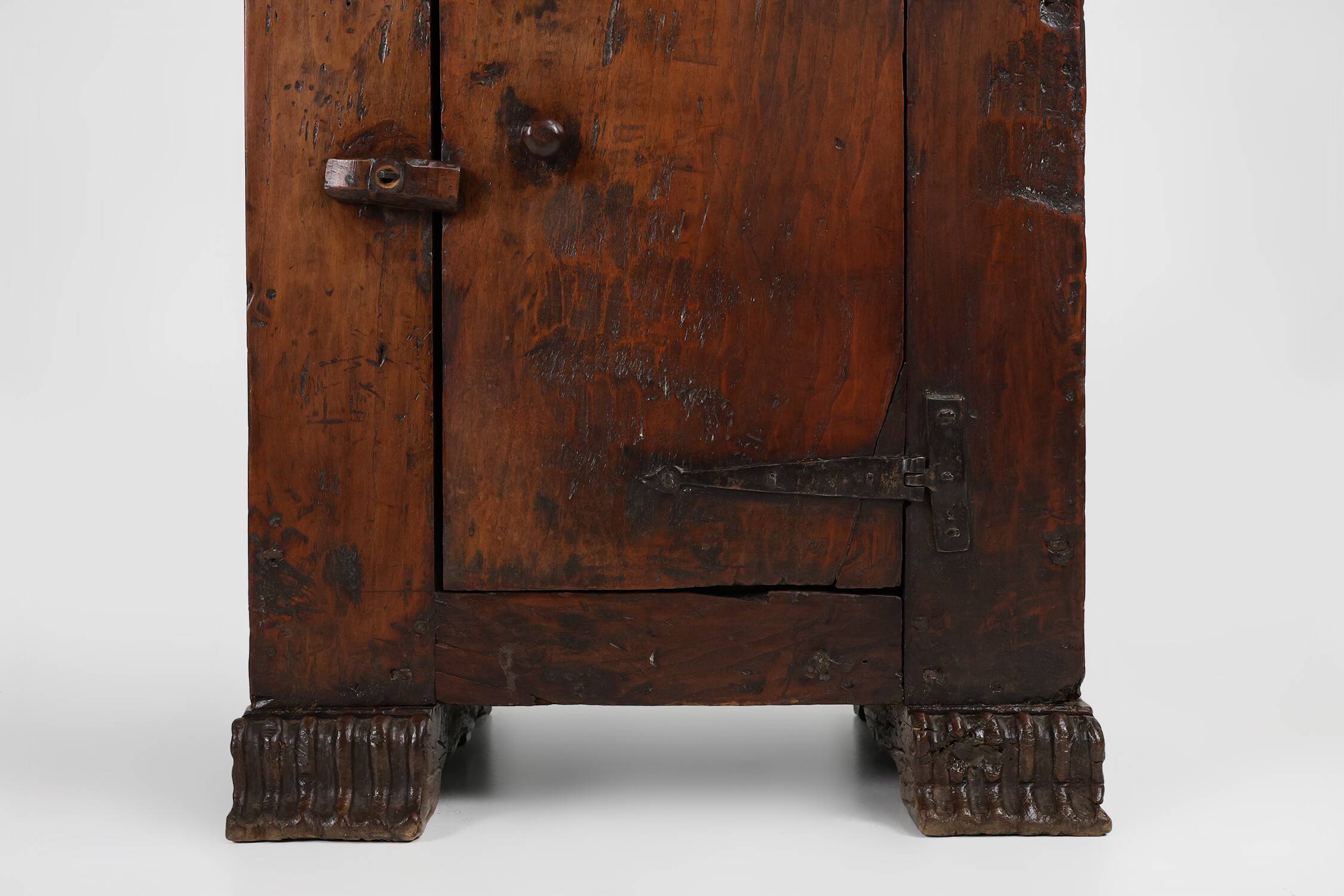 Rare French 16th century oak cabinet with beautiful patina