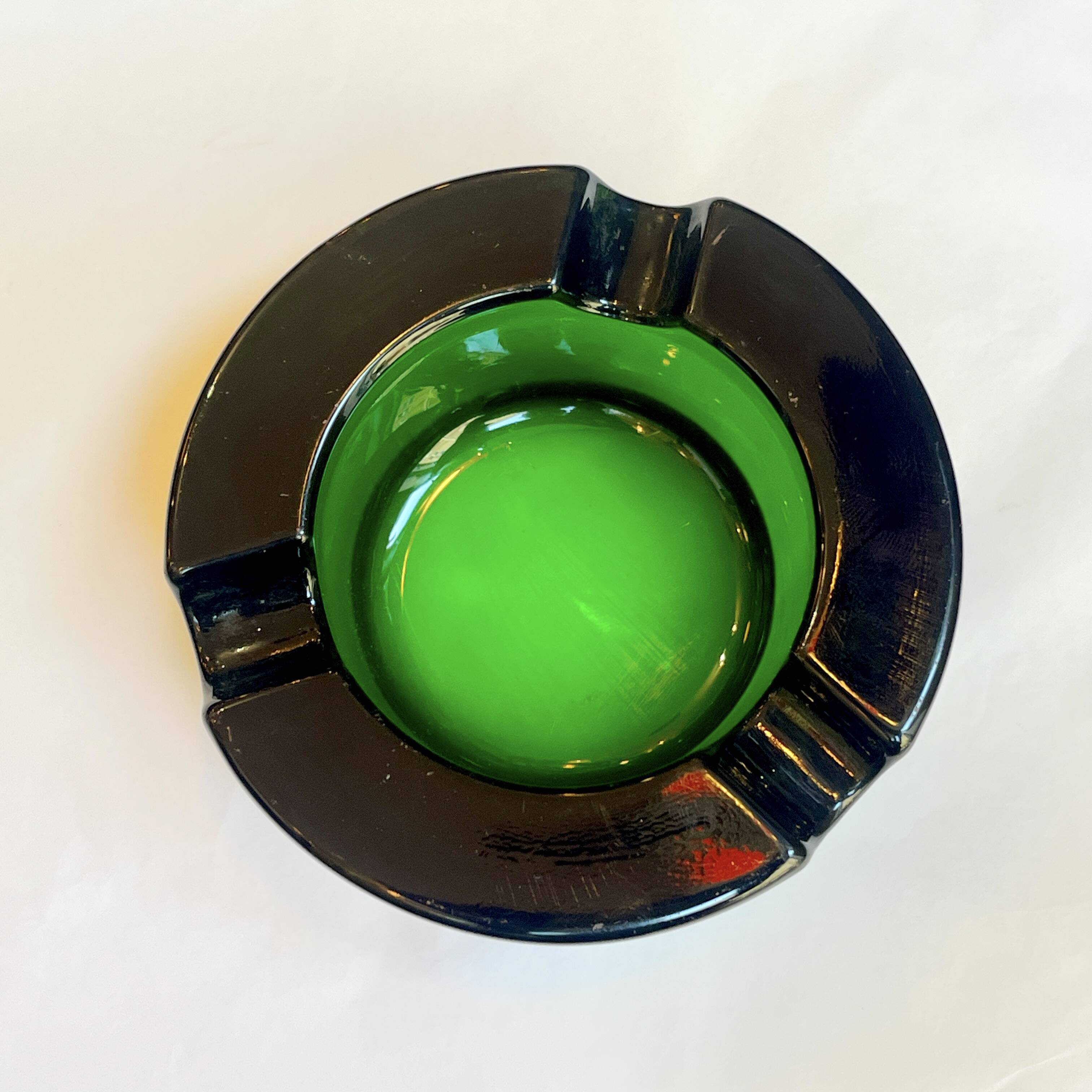 Cendrier en verre vert épais rond vintage des années 1960 rétro