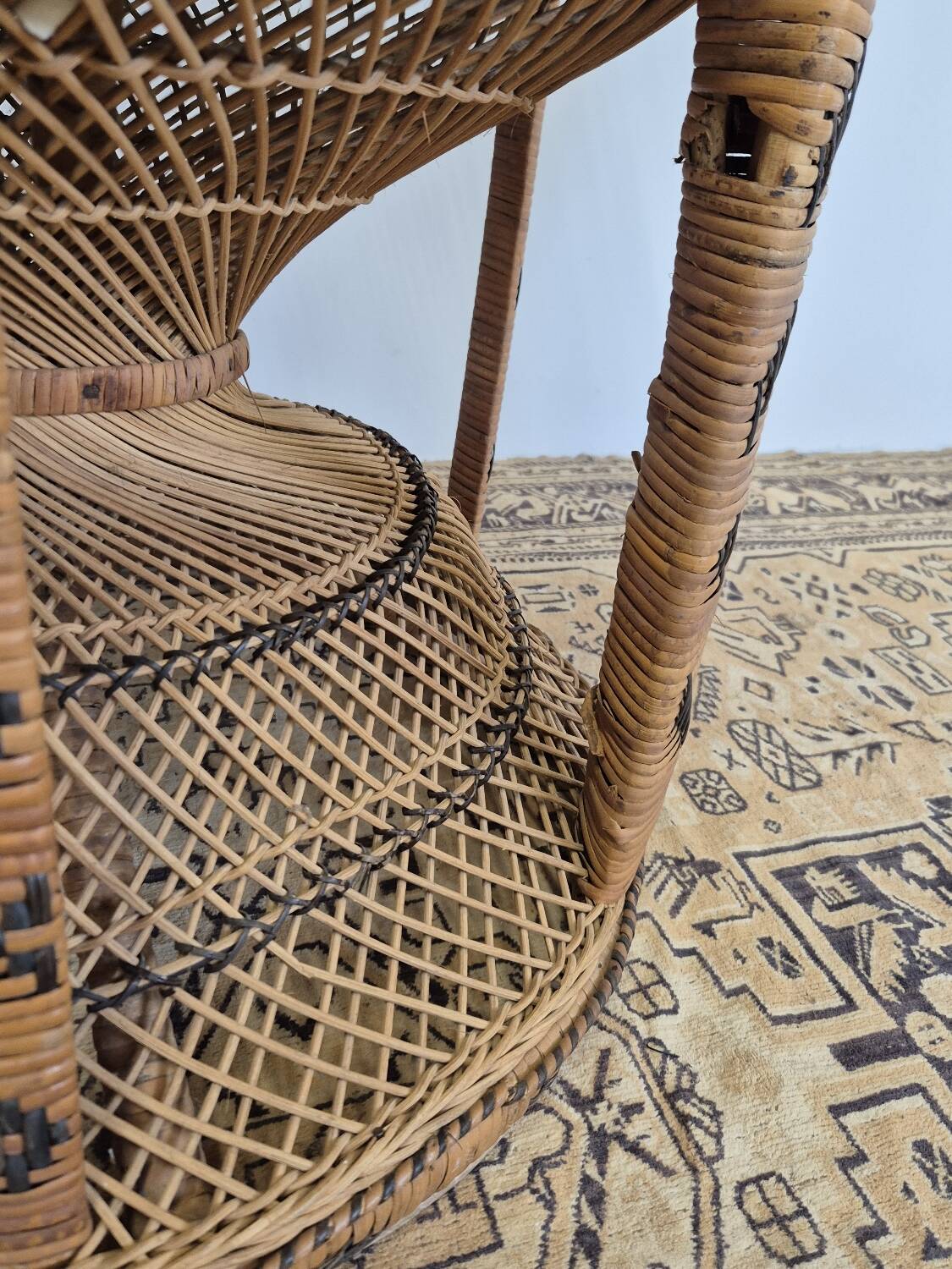 Fauteuil Emmanuelle "Peacock" vintage en rotin