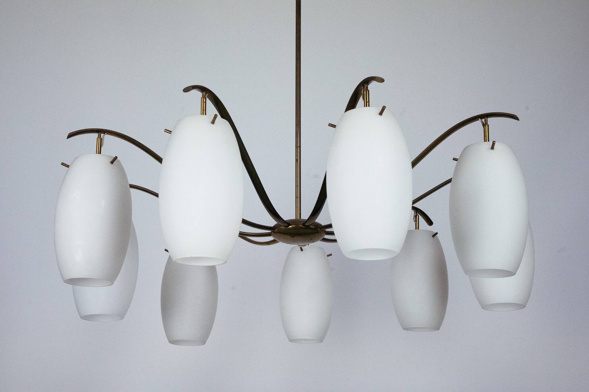 Rare lustre Arredoluce Monza à 9 lumières en laiton et verre opalin, Italie, 19