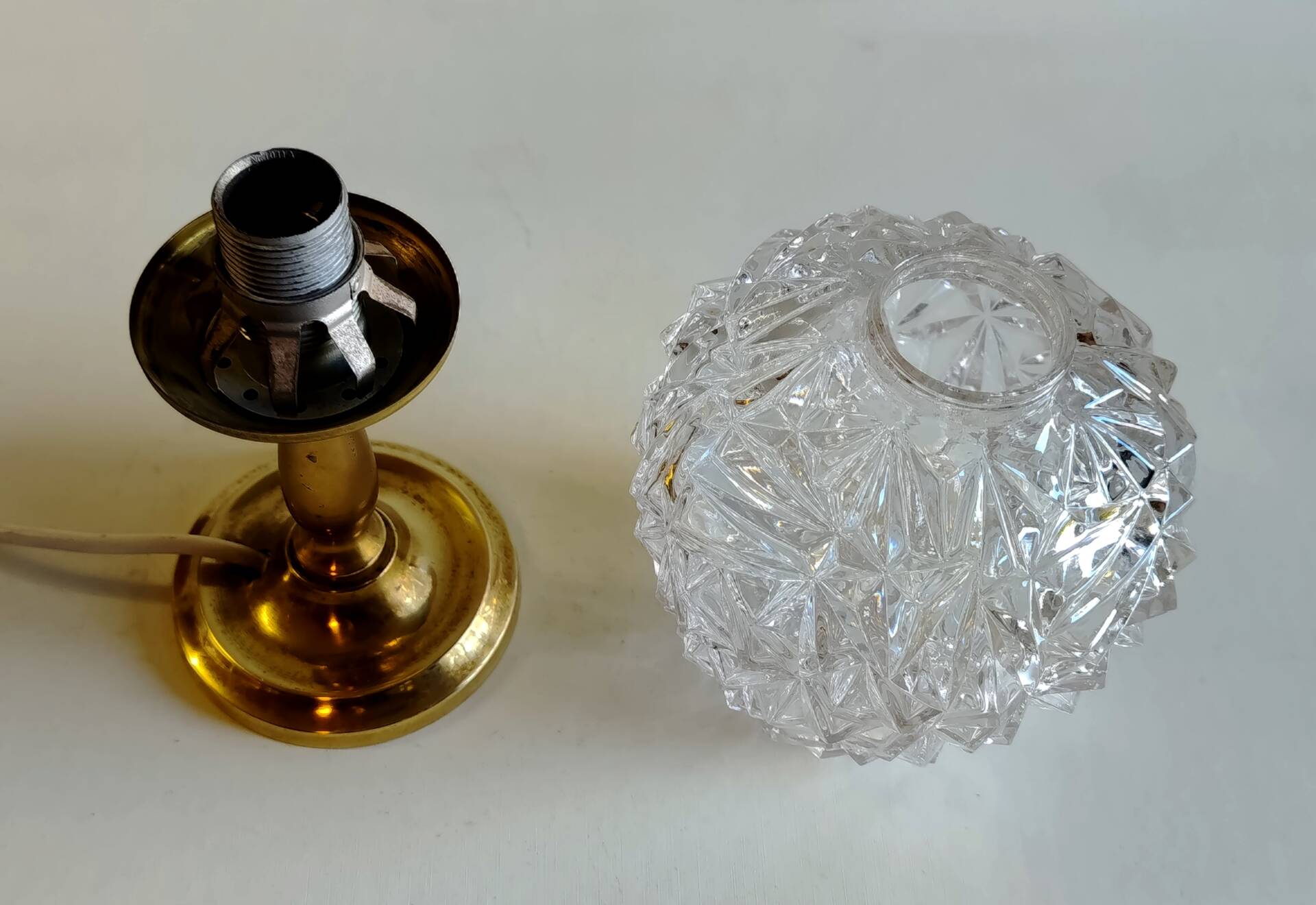 Lampe à poser en laiton doré et verre - mid.XXeme