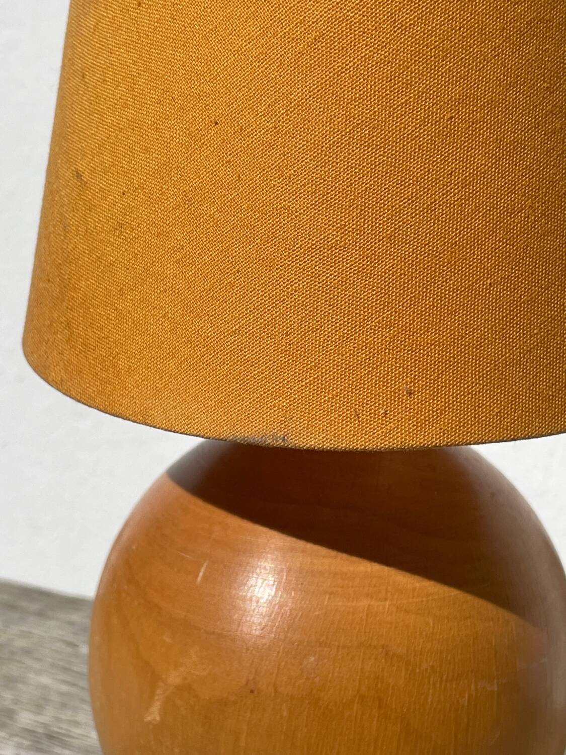Lampe boule en bois tourné jaune 1980