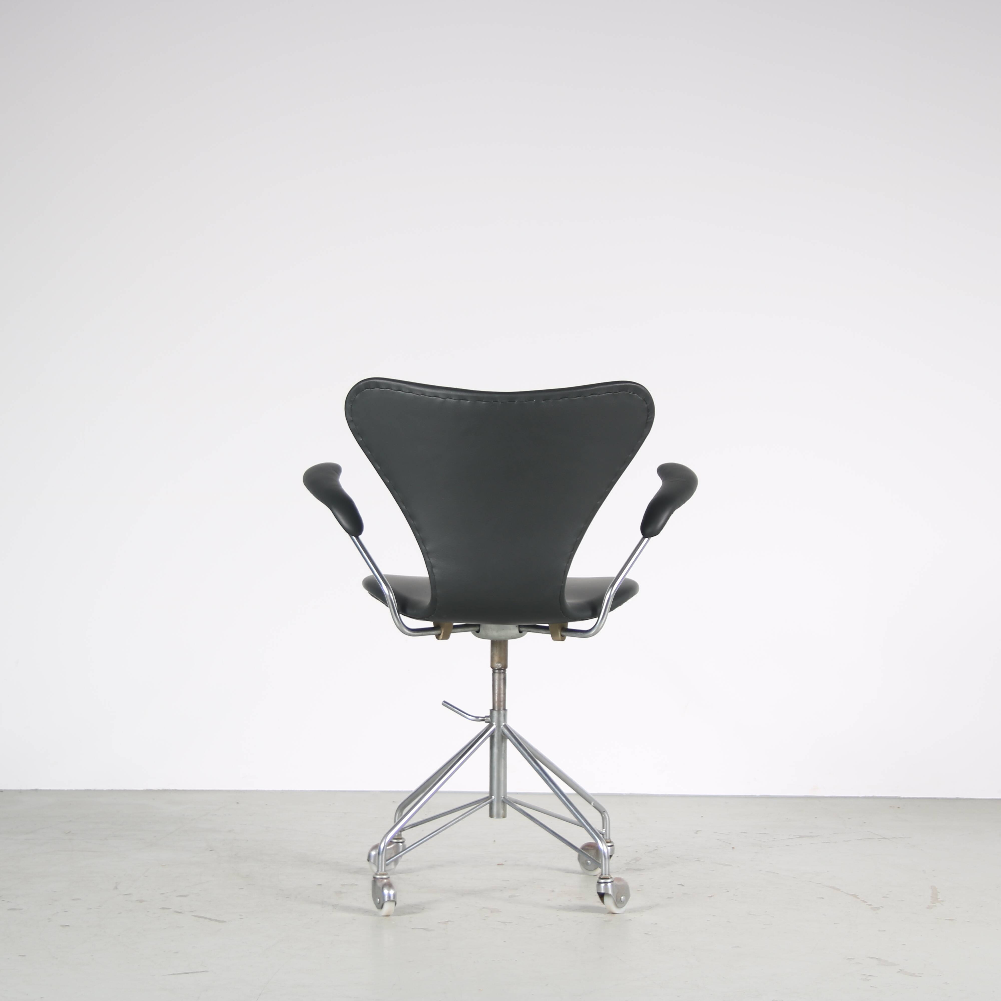 1950s “3217” Swivel desk chair by Arne Jacobsen for Fritz Hansen, Denmark