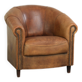 Fauteuil en peau de mouton vieilli avec une belle patine vintage et un siège confortable.
